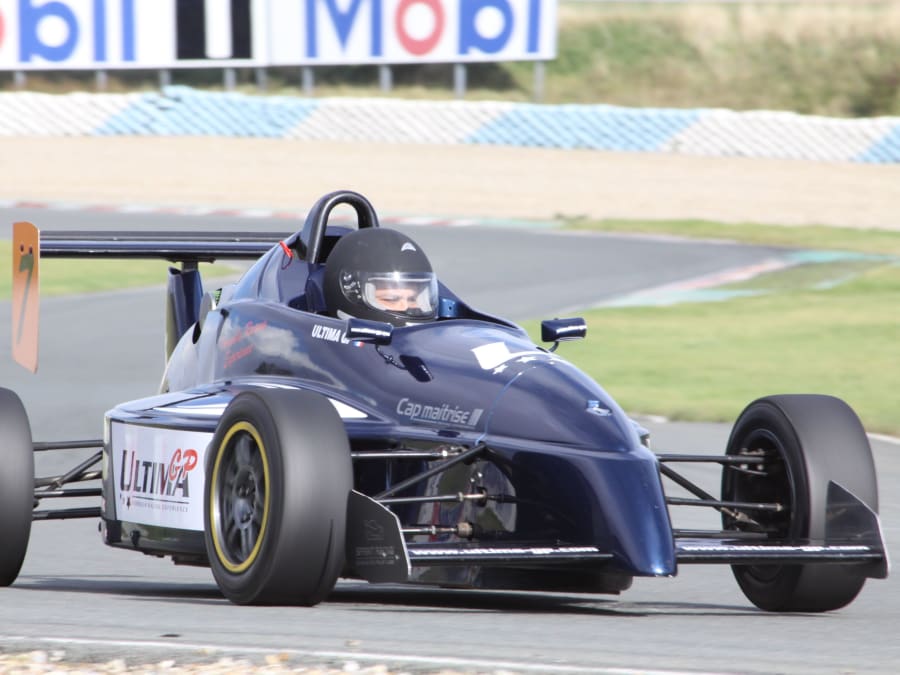 photo d'une formule renault sur un circuit automobile