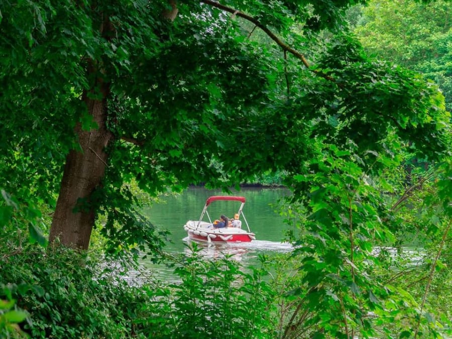 Electric boat rental (5 people max.) in Bougival