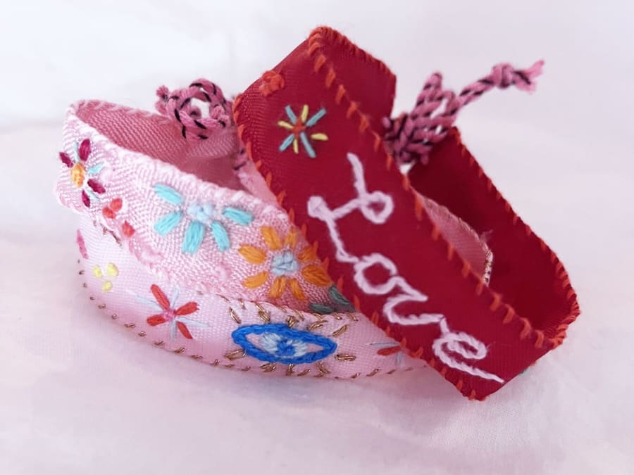 Bracelet embroidery workshop in Paris 18th district