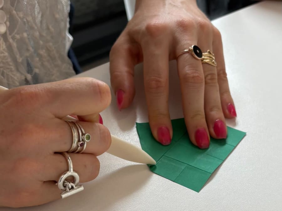 Workshop zur Gestaltung eines Origami-Kunstwerks aus Papier im 11. Arrondissement von Paris