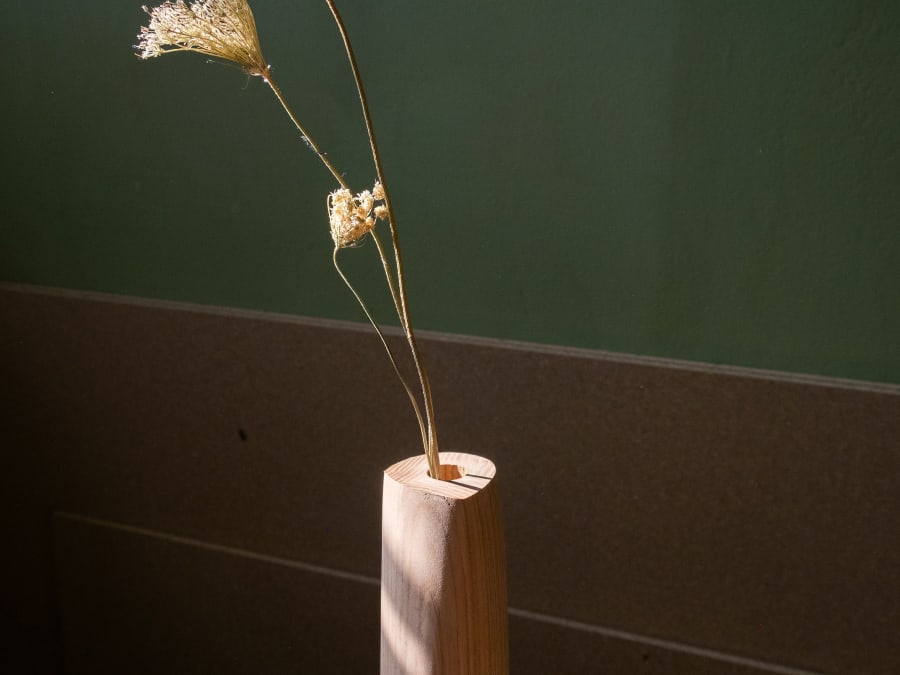 Atelier création d'un vase sculptural en bois massif à Lille 