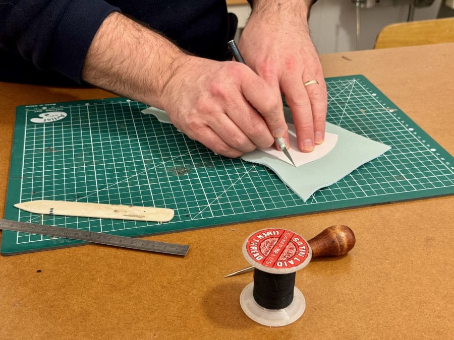 Atelier maroquinerie création d'un set d'accessoires à Paris 