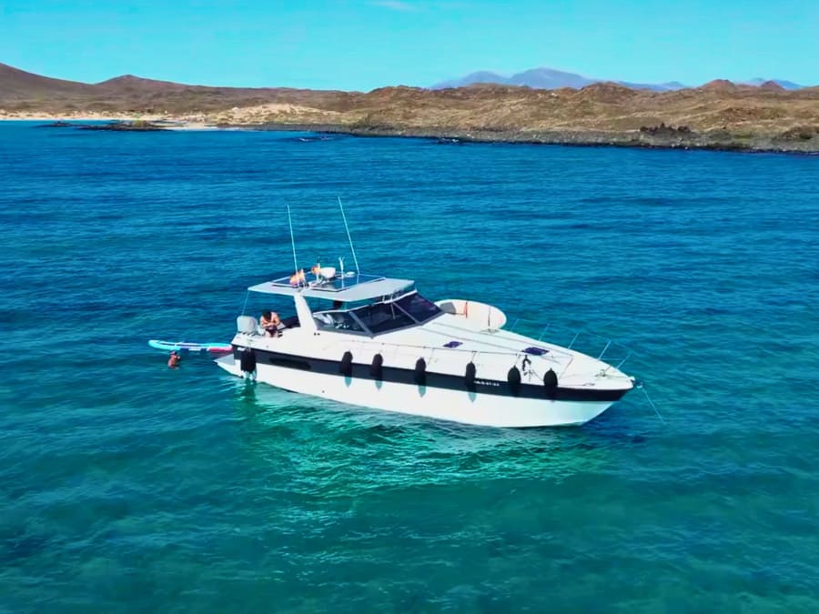 Excursión privada en yate de lujo al Islote de Lobos desde Lanzarote (6 h)