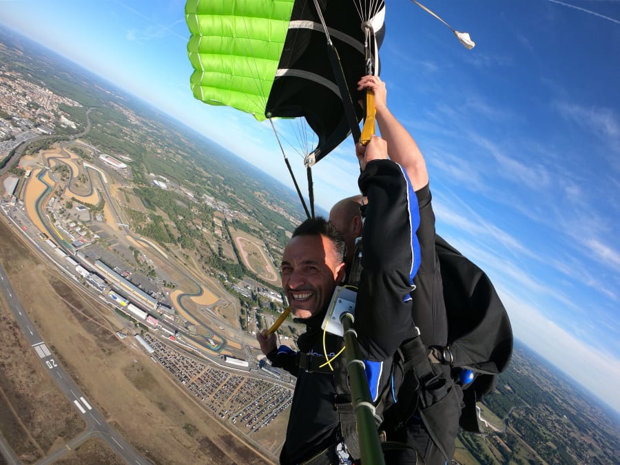 Paracaidismo en tándem en Le Mans (72)