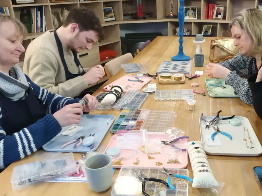 Atelier collectif création de bijoux à Orléans (45)