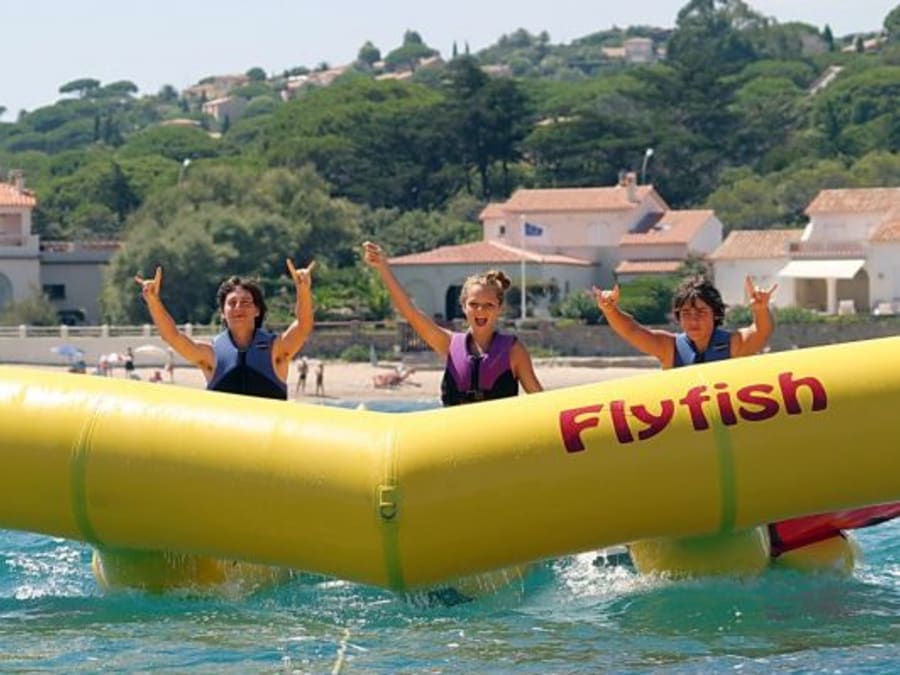 Boya remolcada en Sainte-Maxime (83)