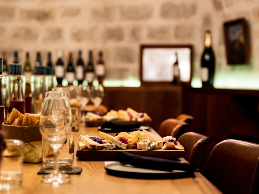 Taller de degustación de quesos y vinos en las Cuevas del Louvre