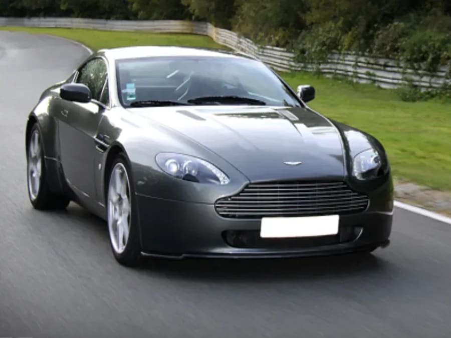 photo d'une aston martin grise sur un circuit automobile