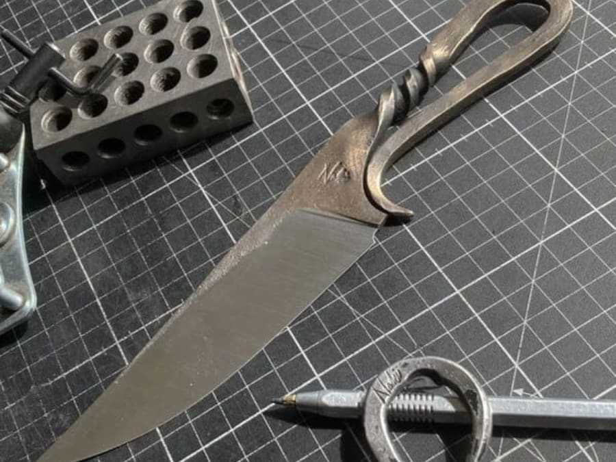 Blacksmith's knife workshop in Saint-Galmier (42)