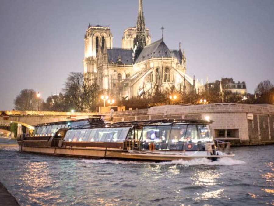 Dîner croisière sur la Seine par les Bateaux Parisiens à 18h15