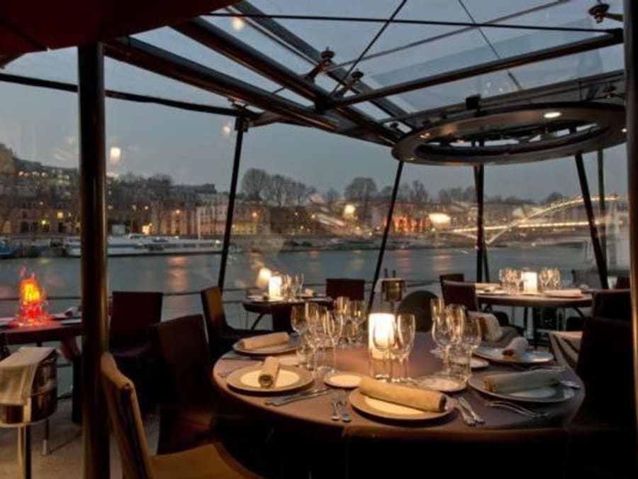 Dîner croisière sur la Seine par les Bateaux Parisiens à 18h15