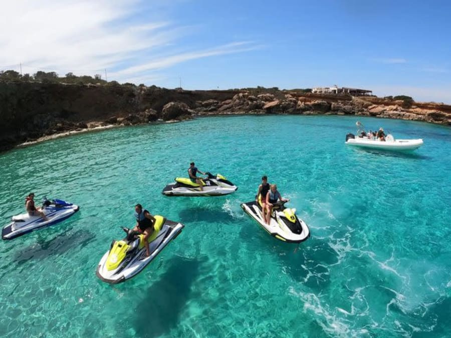 Giro in moto d'acqua a Cala Comte con partenza da San Antonio, Ibiza