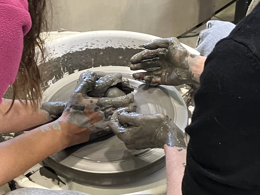 Introduction to modeling & ceramic throwing in Biarritz (64)