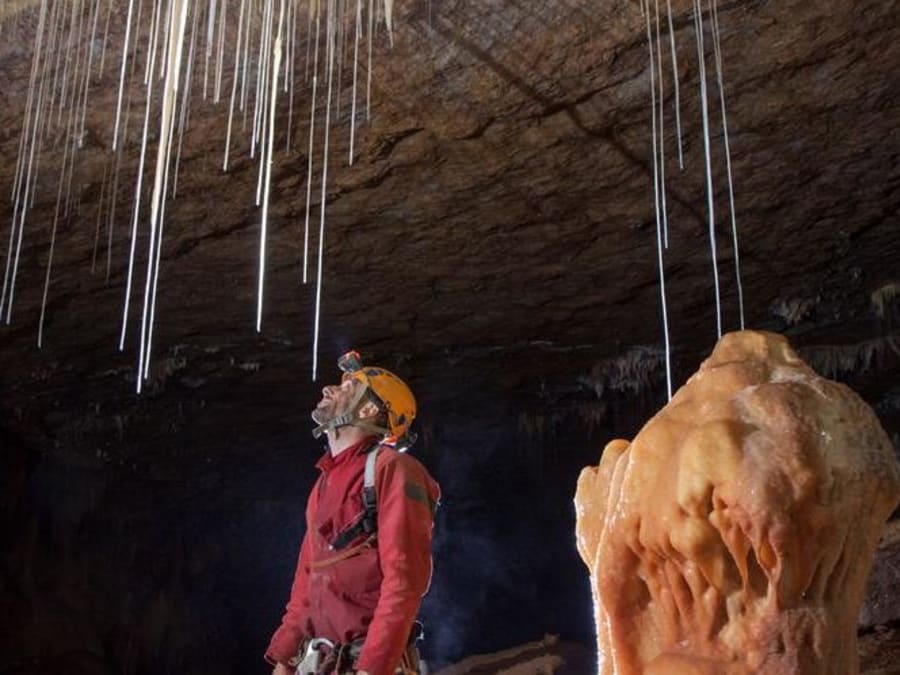 Spéléologie Dans Le Gouffre Des Eaux Chaudes (09)