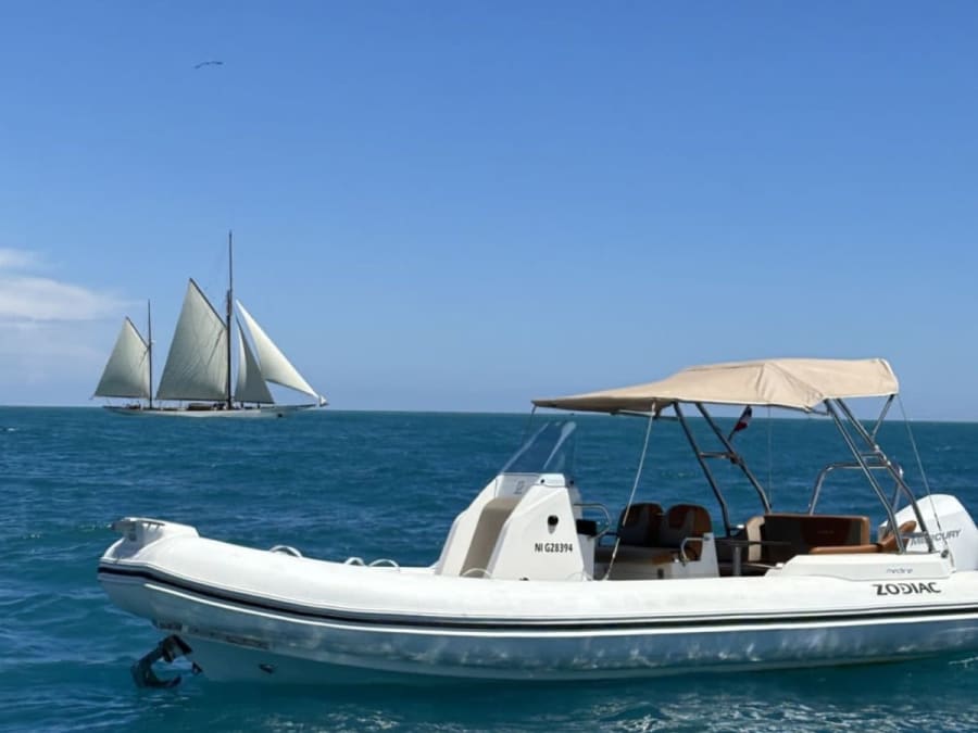 Boat rental for 8 people in Antibes (06)
