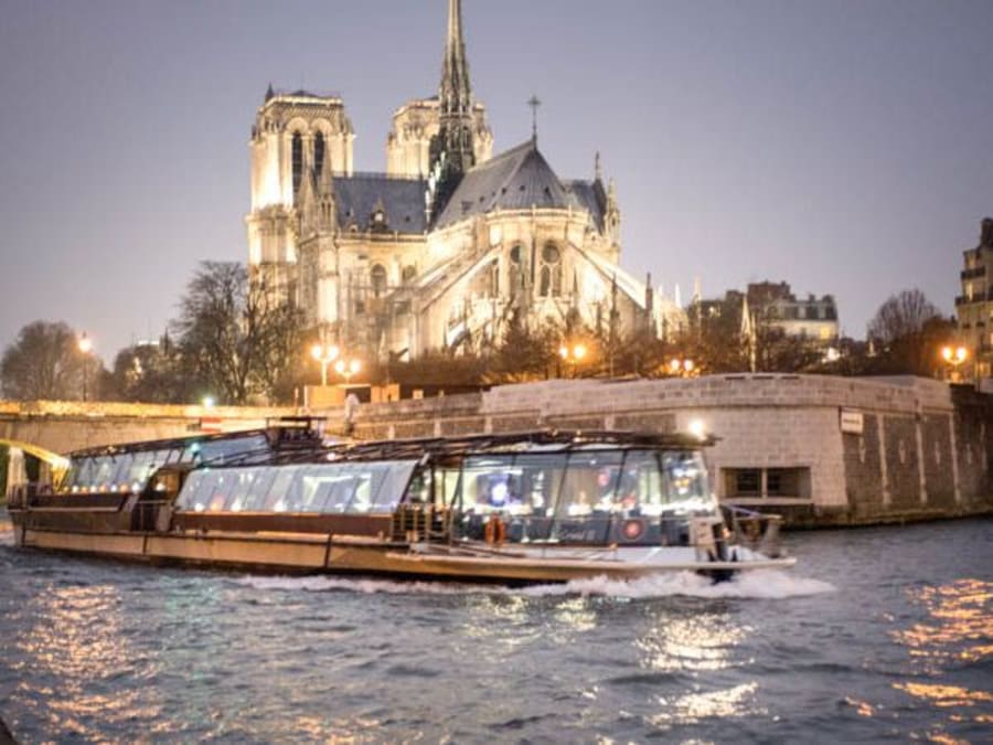 Dîner croisière sur la Seine par les Bateaux Parisiens à 20h30
