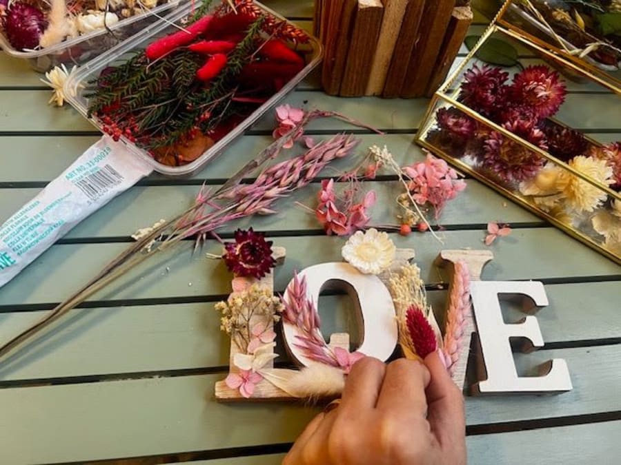 LOVE" workshop with dried flowers in Paris 15th arrondissement