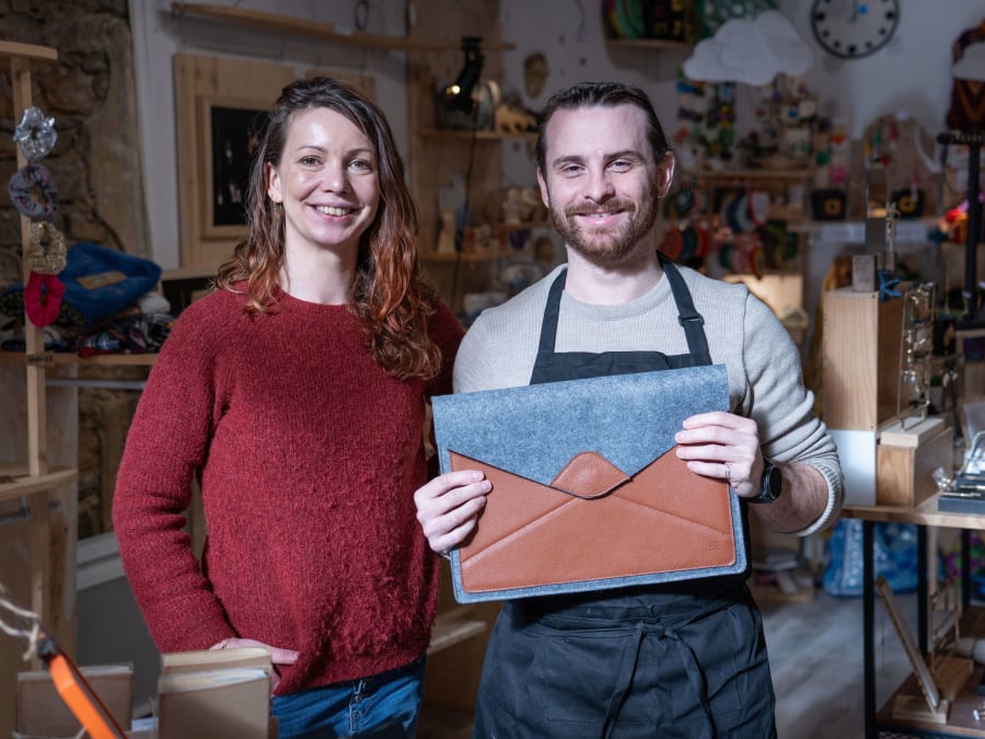 Atelier de fabrication housse d'ordinateur en cuir à Lyon 1er