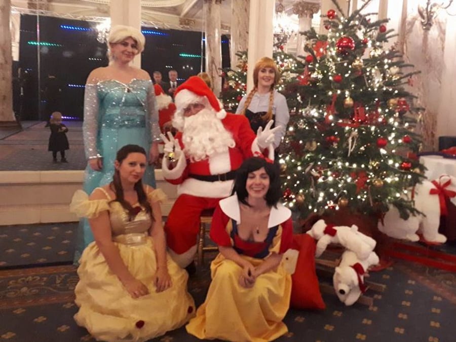 Animation Arbre De Noel En Entreprise Dans Le Sud Est Funbooker