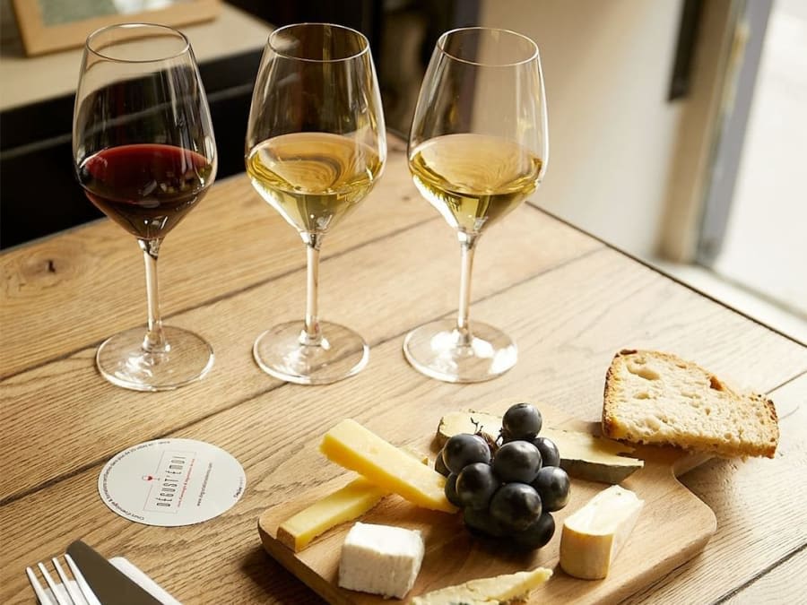 Wine and cheese pairing workshop in Paris 11th arrondissement