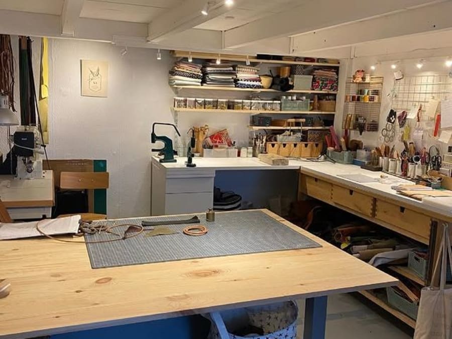 Atelier maroquinerie création d'une ceinture à Lyon (69)