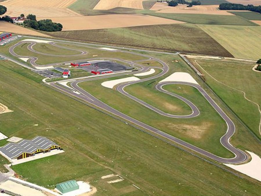 Waterfall driving course on the La Ferté-Gaucher circuit