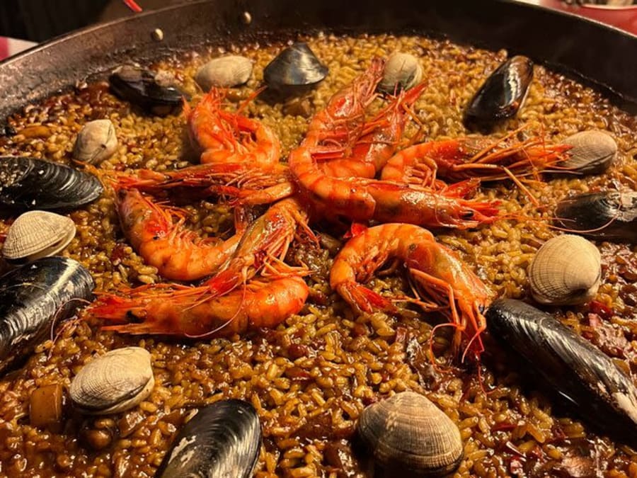 Aulas de culinária de luxo sobre paella e tapas num loft 