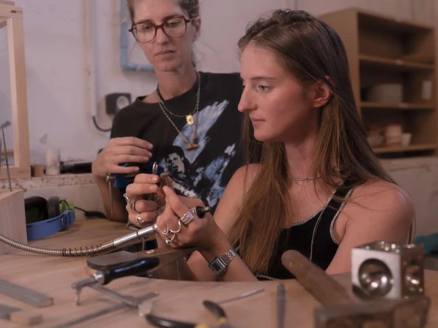 Creación de un anillo martillado en plata reutilizada en Rezé (4