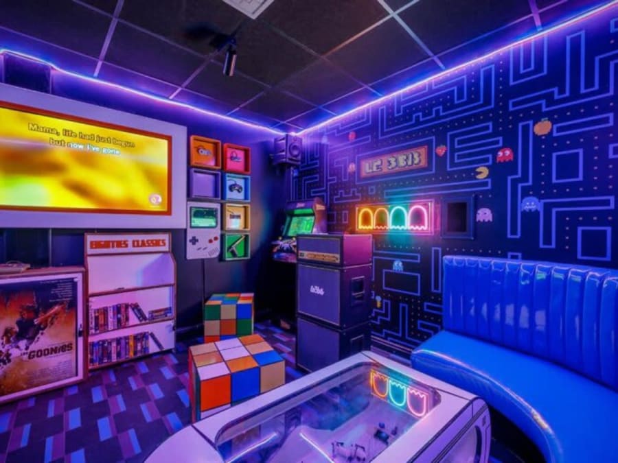 Salon de jeux privatif 80's (6-8 pers.) à Paris 12ème