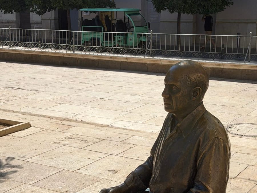 Visita guidata di Malaga in tuk-tuk e degustazione di tapas