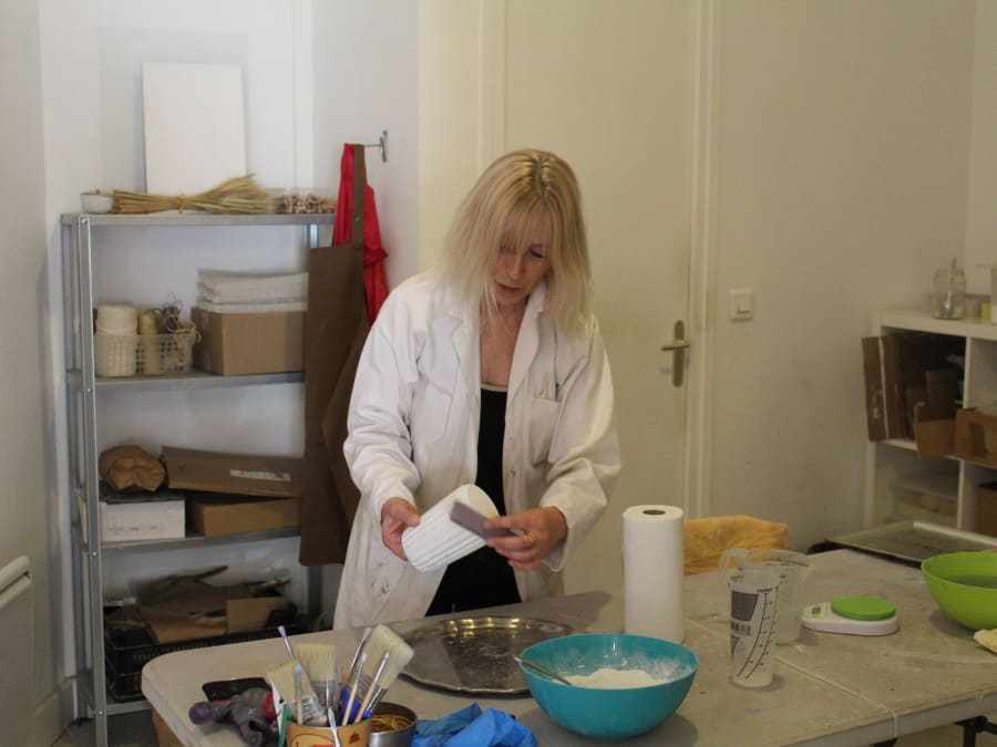 Taller de creación de objetos de hormigón en el distrito 18 de P