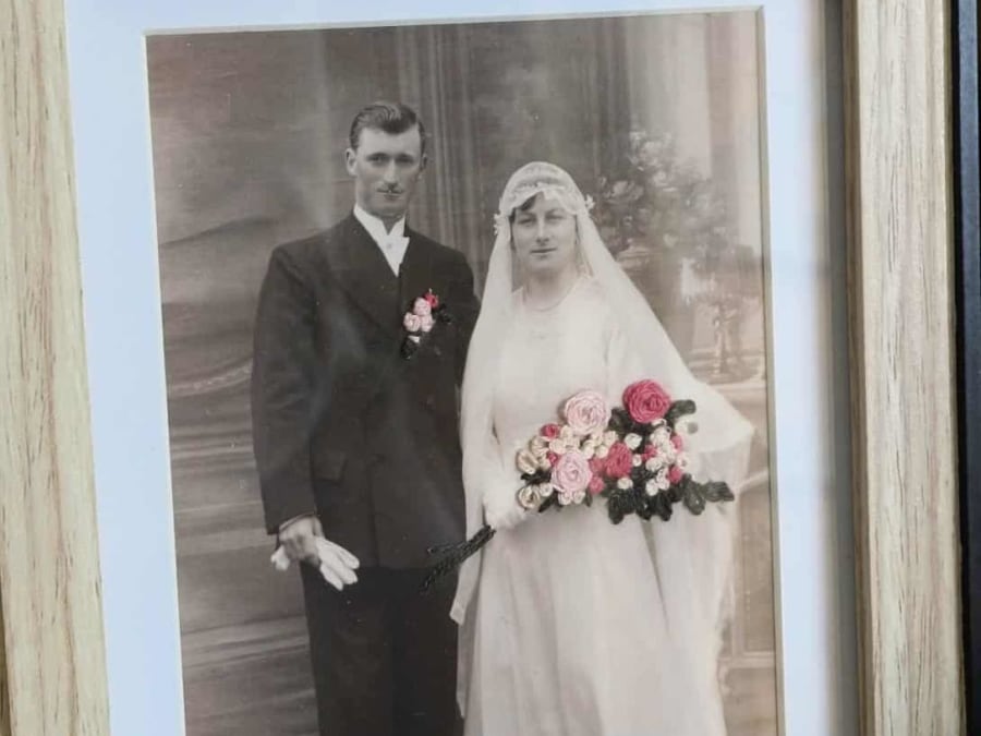 Atelier broderie sur photo et carte ancienne à Luchapt (86)