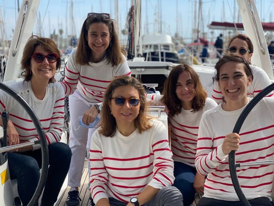 Passeio de 2 horas de veleiro com bar aberto em Barcelona