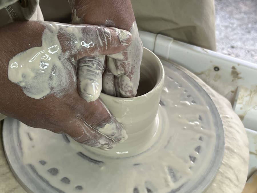 Initiation au tour de potier à Saint-Maurice-de-Beynost (01)