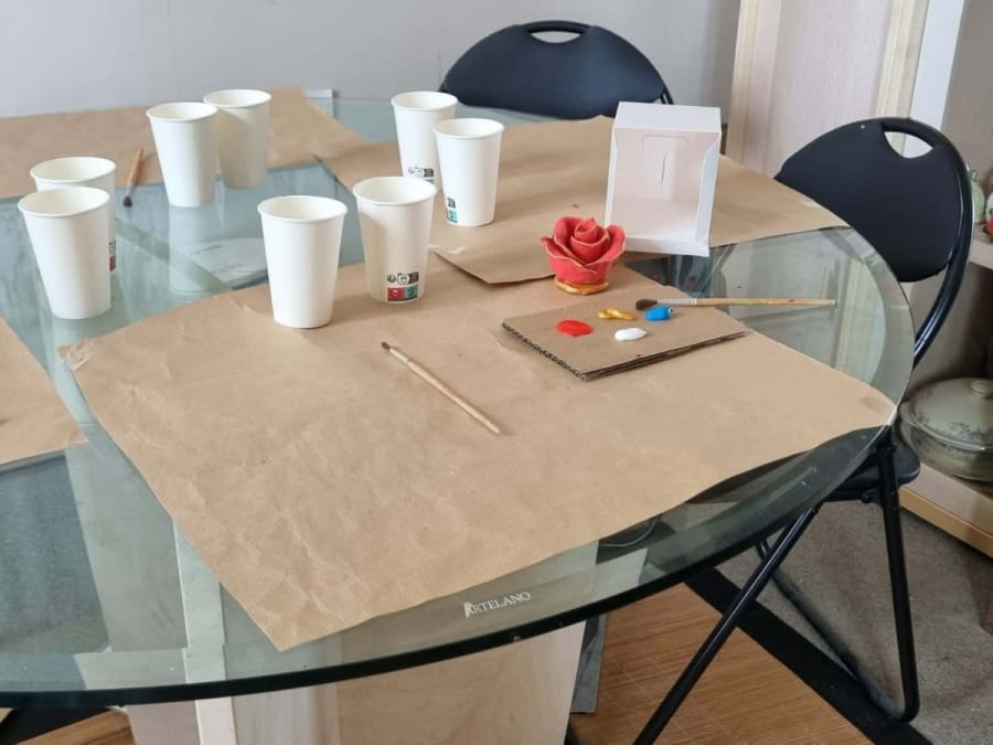 Atelier EVJF poterie "Créez votre rose en argile" à domicile