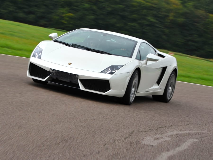 photo d'une lamborghini gallardo lp560 blanche