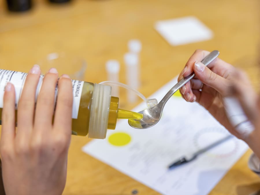 Introducción a la oleología: degustación y mezcla en el distrito