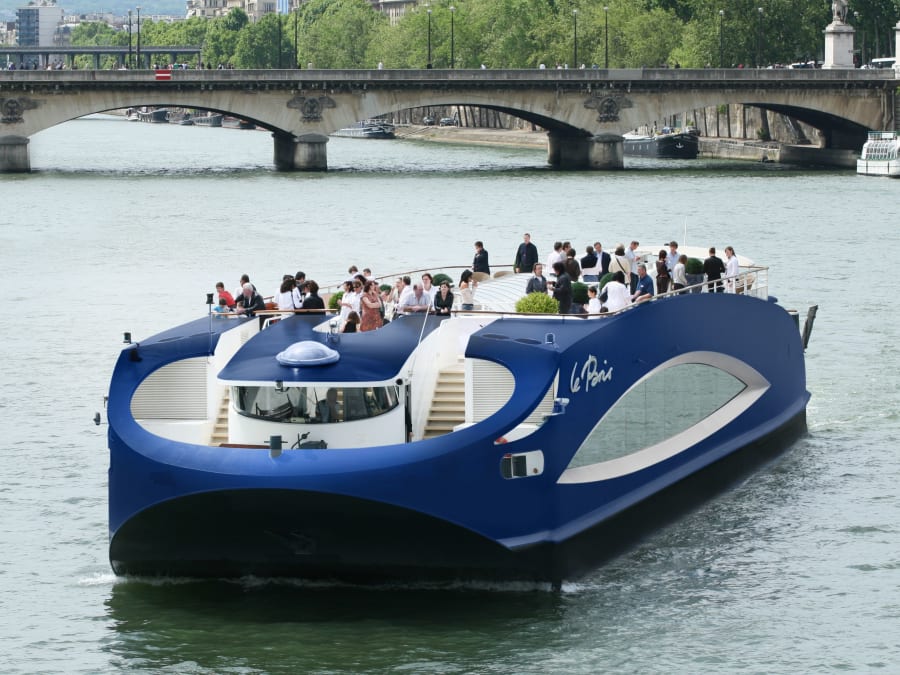 Péniche Le Paris en face de la Tour Eiffel à Paris 16ème