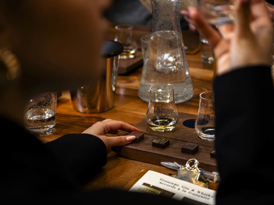 Taller de maridaje de ginebra, whisky y chocolate en el distrito