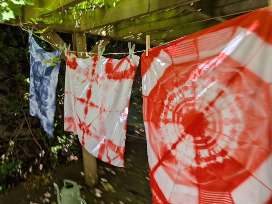 Eltern-Kind-Workshop zum Thema Shibori-Stoffe in Issy-les-Moulineaux (92)