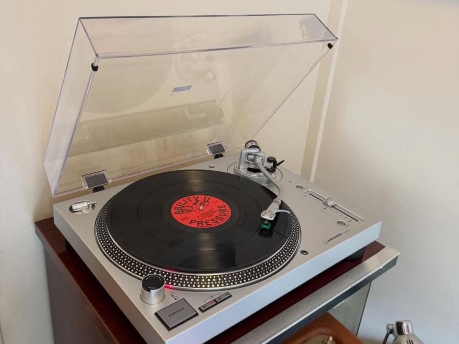 Vinyl listening in Paris 20th district