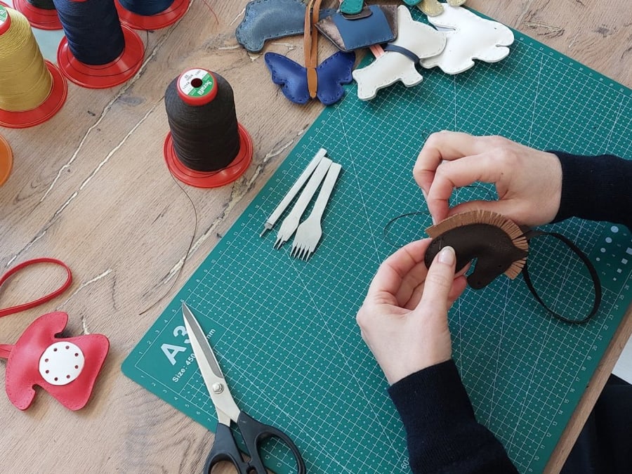 Atelier réalisation d'un charm en cuir à Cholet (49)
