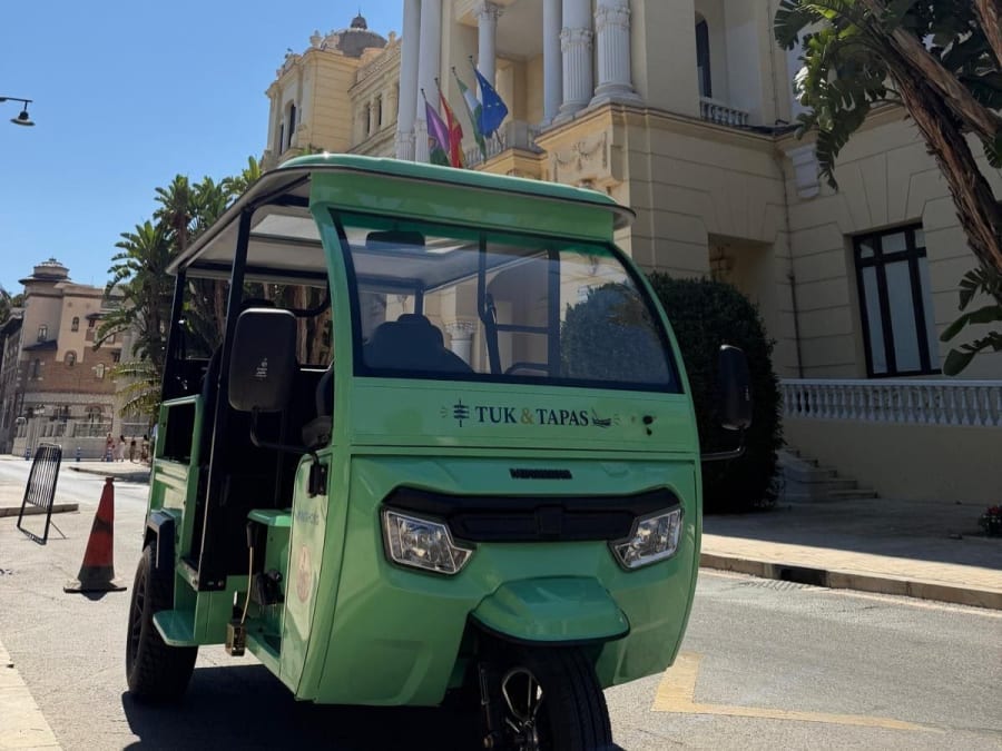 Rondleiding door Málaga per tuk-tuk bij zonsondergang en tapas