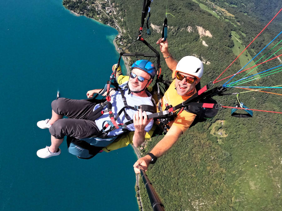 Vuelo en parapente sobre el lago de Annecy