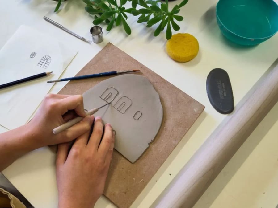 Atelier parure de bijoux en céramique Paris 15ème 