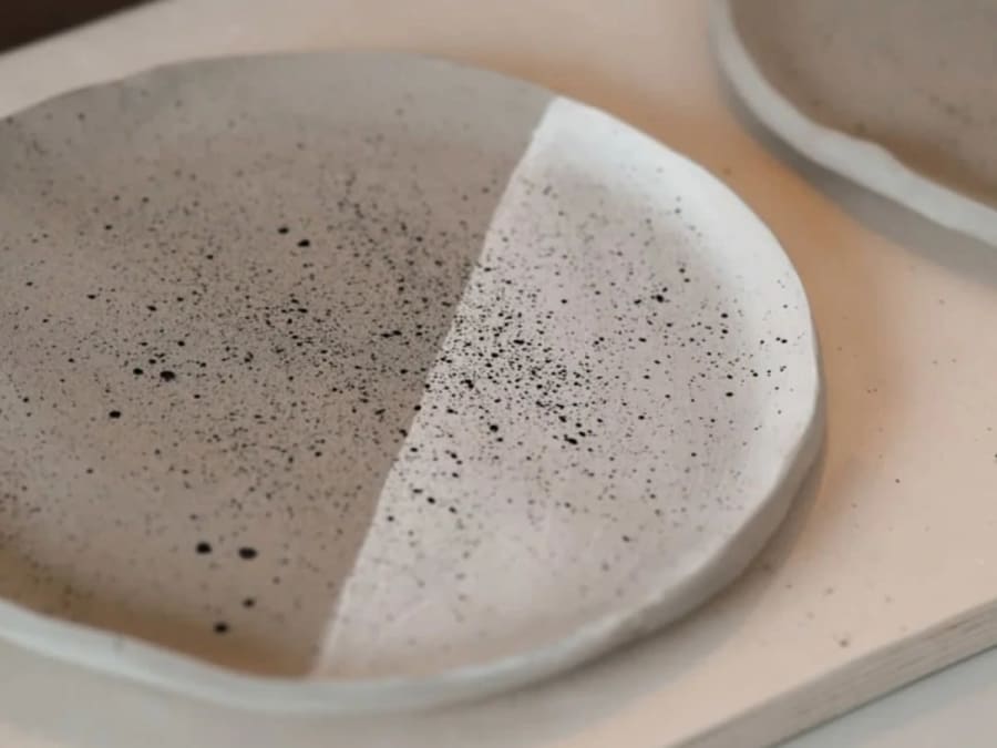 Atelier céramique création d'assiettes à dessert à Lille (59)