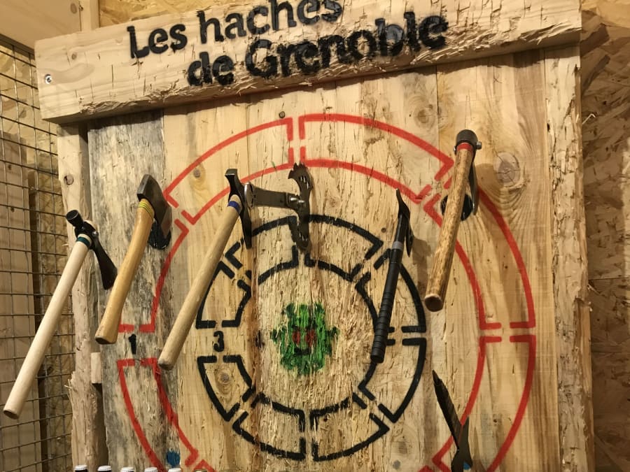 Lanzamiento de hachas en Échirolles, cerca de Grenoble (38)