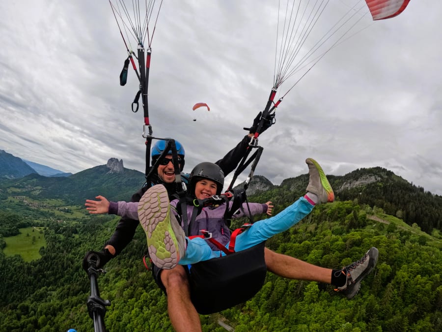 Vol enfant en parapente au-dessus du lac d'Annecy