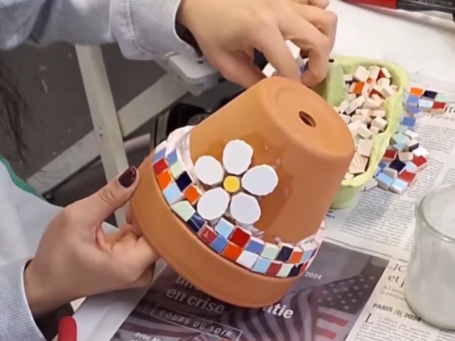 Decore su objeto en mosaico en el distrito 14 de París