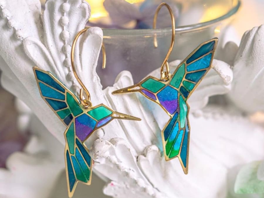 Taller de creación de un dúo de joyas de vidrieras en el distrit